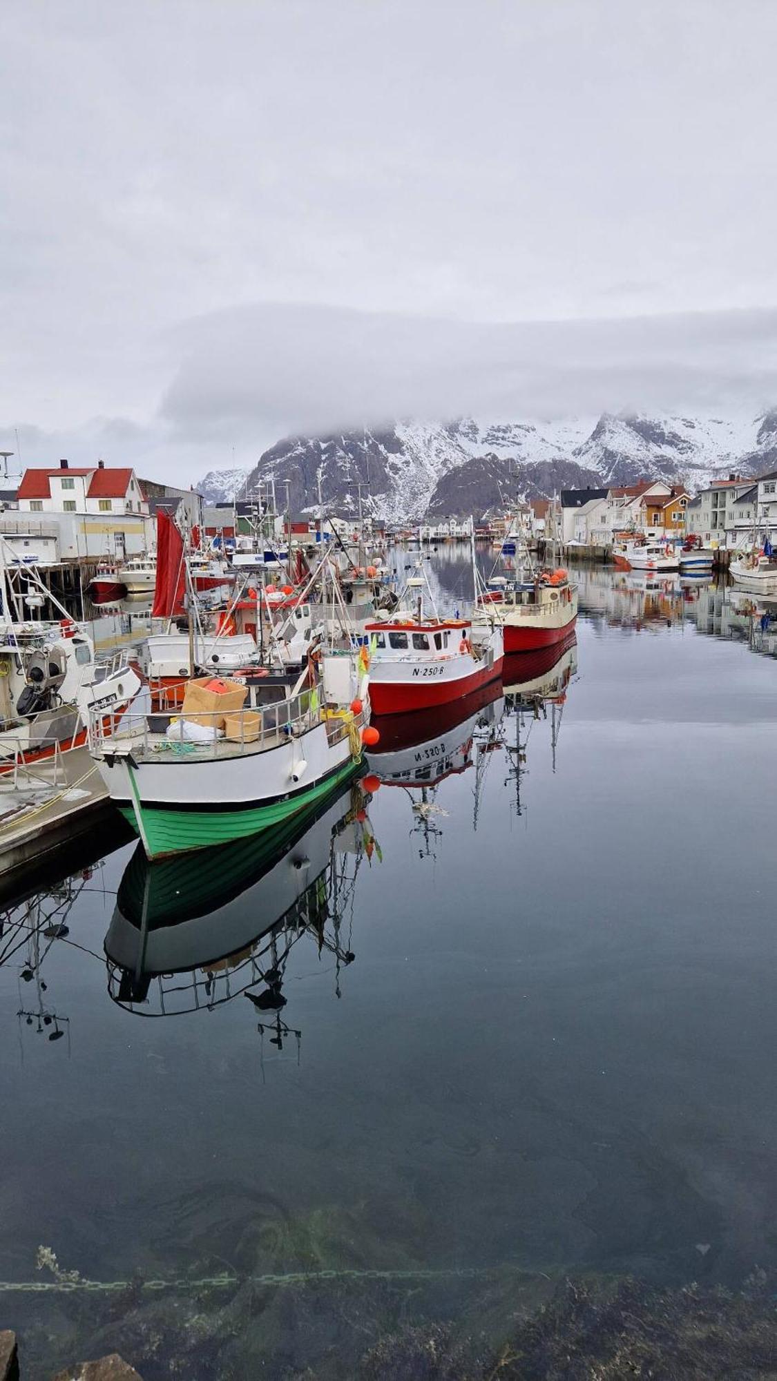 Leilighet I Banhammaren Med Balkong Henningsvaer Luaran gambar